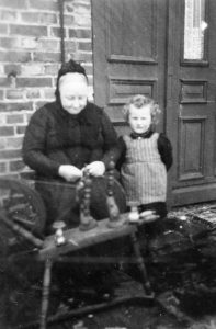 03_Frau Farwick u. Tochter Gesine am Spinnrad etw 1928
