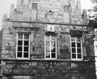 Rathaus_grob_Mauer