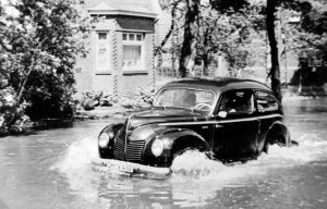 25_1960_ Hochwasser 1960 - Schevestr Pkw